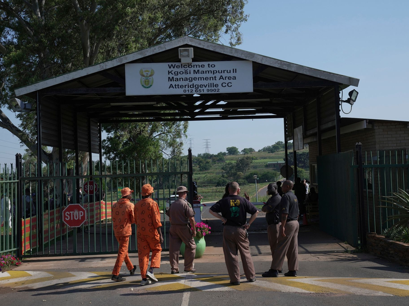 Polizisten versammeln sich am Eingang des Atteridgeville-Gefängnisses, in dem der ehemalige Spitzensportler Pistorius einsitzt. - Foto: Tsvangirayi Mukwazhi/AP/dpa