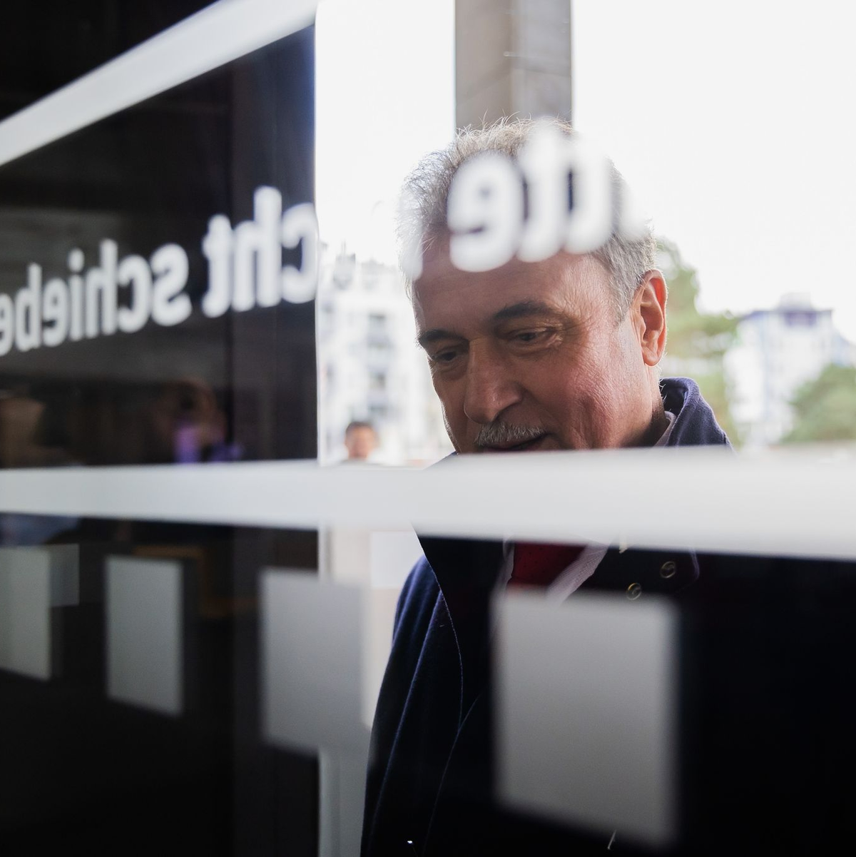 Die Zeichen stehen auf Rot: Der GDL-Vorsitzende Claus Weselsky in Berlin. - Foto: Christoph Soeder/dpa