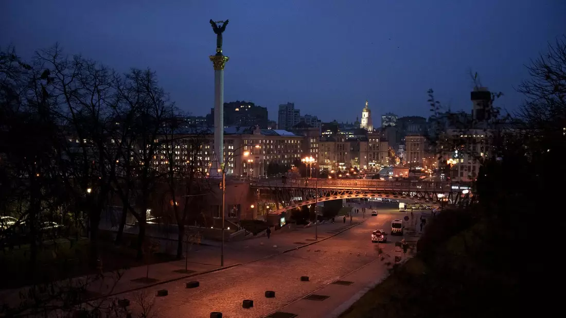 Das Unabhängigkeitsdenkmal in der Abenddämmerung im Zentrum von Kiew. Journalisten und Hilfsorganisationen kämpfen um die Rückholung verschleppter Kinder. - Bild: Felipe Dana/AP