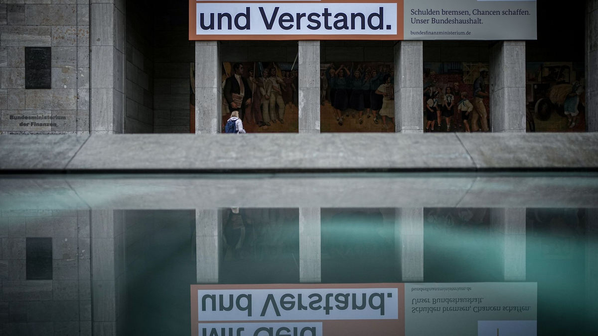 Ein Plakat mit der Aufschrift «Mit Geld und Verstand. Schulden bremsen, Chancen schaffen. Unser Bundeshaushalt» hängt über dem Eingang zum Bundesministerium der Finanzen in Berlin. - Foto: Kay Nietfeld/dpa