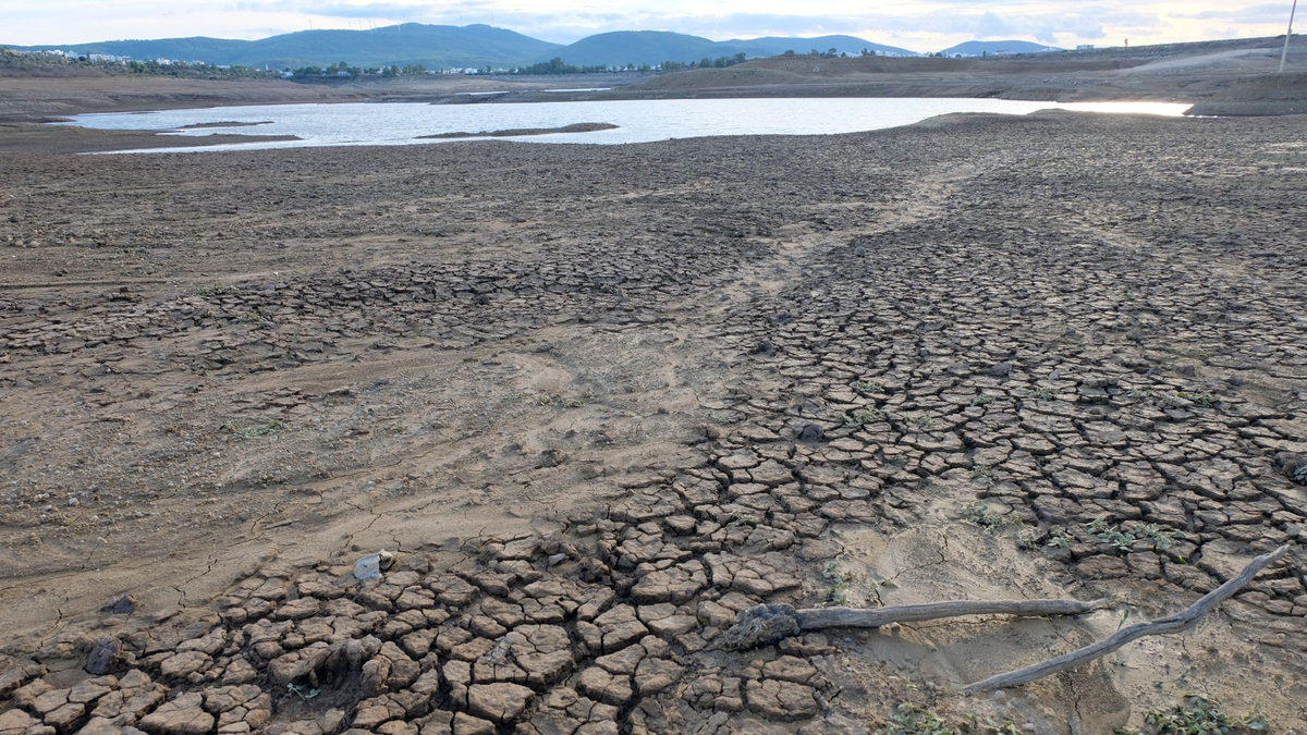 Der Staudamm Mumcular: Der einst stattliche Stausee liegt zusammengeschrumpft inmitten vertrockneter und aufgerissener Erde im Osten des türkischen Urlaubsorts Bodrum. - Foto: Mirjam Schmitt/dpa
