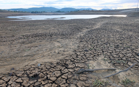 Der Staudamm Mumcular: Der einst stattliche Stausee liegt zusammengeschrumpft inmitten vertrockneter und aufgerissener Erde im Osten des türkischen Urlaubsorts Bodrum. - Foto: Mirjam Schmitt/dpa