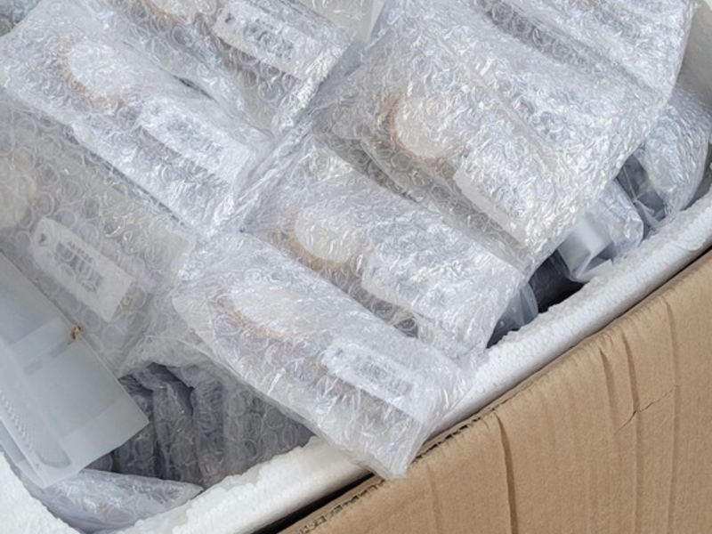 HZA-D: Zoll Düsseldorf stellt mehr als 1.300 gefälschte Uhren sicher / Gefälschte Uhren waren als Haarglätter angemeldet und bereits für den Weiterverkauf verpackt - Foto: presseportal.de