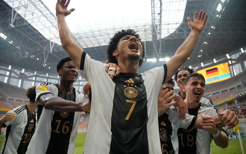 Paris Brunner (M) brachte Deutschlands U17 gegen Spanien auf die Siegerstraße. - Foto: Achmad Ibrahim/AP/dpa