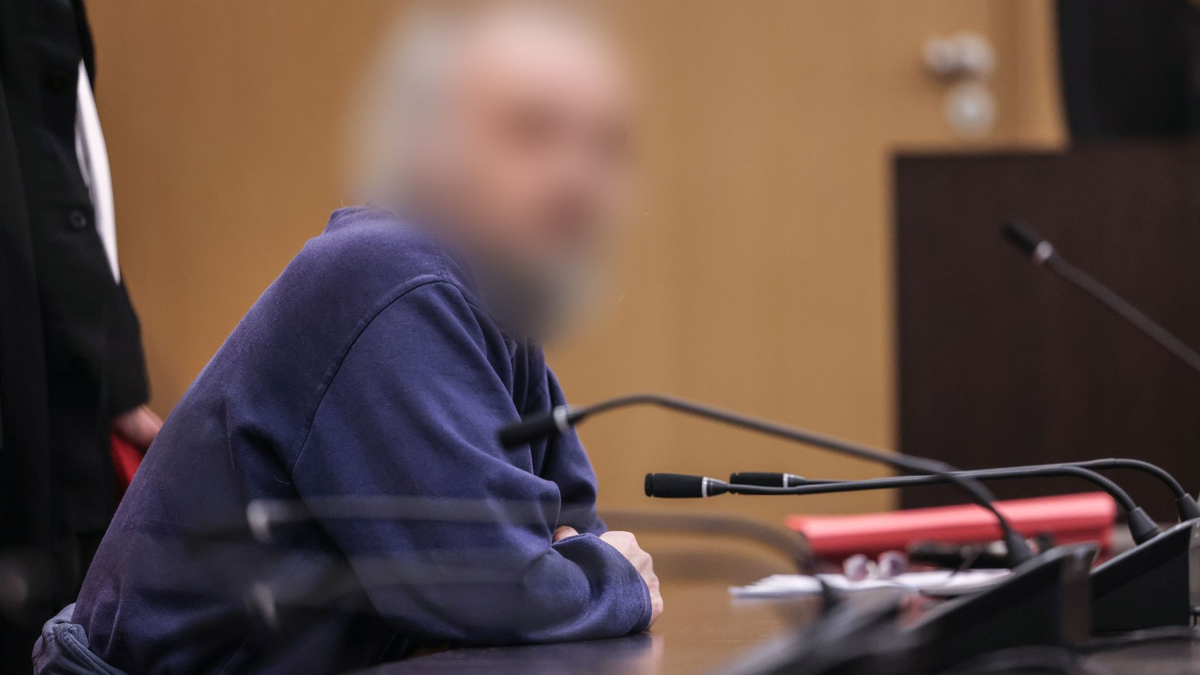 Der Angeklagte sitzt im Gerichtssaal auf der Anklagebank. - Foto: Oliver Berg/dpa Pool/dpa