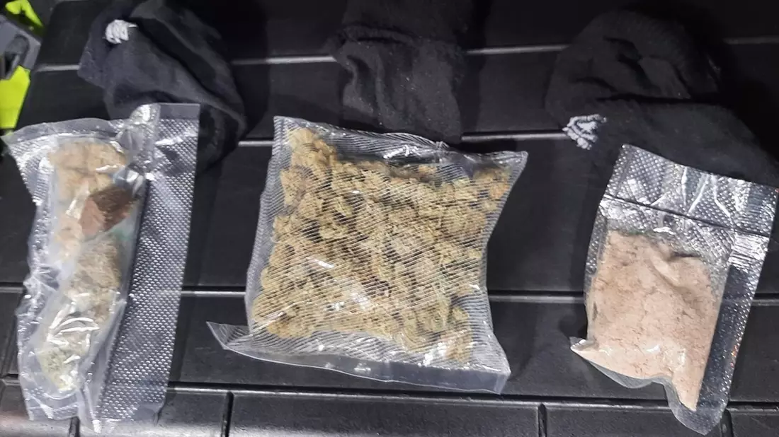 BPOL-BadBentheim: Drogenmix in der Unterhose / Berauschter Autofahrer schmuggelte Socken voller Drogen im Intimbereich - Bild: presseportal.de