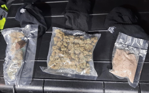 BPOL-BadBentheim: Drogenmix in der Unterhose / Berauschter Autofahrer schmuggelte Socken voller Drogen im Intimbereich - Foto: presseportal.de BPOL-BadBentheim: Drogenmix in der Unterhose / Berauschter Autofahrer schmuggelte Socken voller Drogen im Intimbereich - Foto: presseportal.de