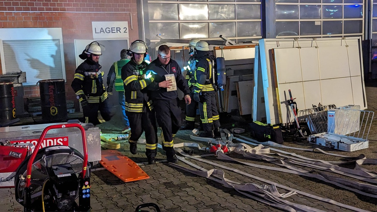 FFW Schwalmtal: Jahresabschlussübung der Freiwilligen Feuerwehr Schwalmtal - Foto: presseportal.de