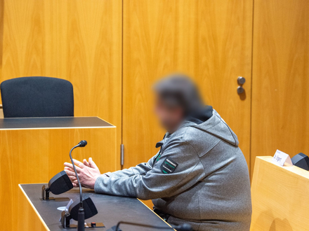 Der 55-jährige SUV-Fahrer sitzt im Landgericht Augsburg auf der Anklagebank. - Foto: Stefan Puchner/dpa