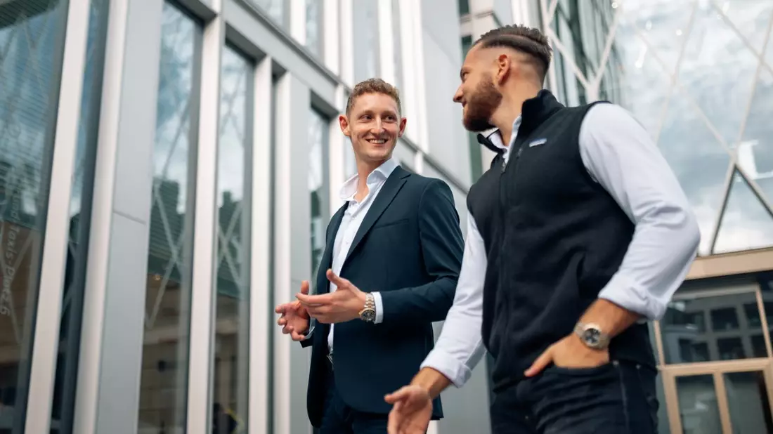 Auftragsknappheit in der Industrie: Julian Jehn und Johann Peters verraten, wie CNC-Unternehmen sich positionieren sollten, um auch weiterhin Kunden und Aufträge zu generieren - Bild: presseportal.de