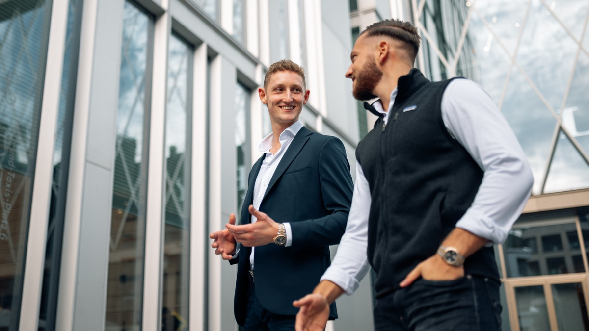 Auftragsknappheit in der Industrie: Julian Jehn und Johann Peters verraten, wie CNC-Unternehmen sich positionieren sollten, um auch weiterhin Kunden und Aufträge zu generieren - Foto: presseportal.de