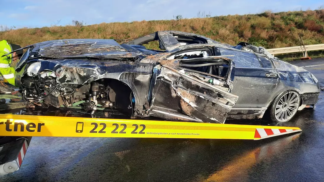 POL-D: +++Meldung der Autobahnpolizei+++ - Neersen - A 52 in Richtung Roermond - Tödlicher Verkehrsunfall - 33-jähriger Pkw-Beifahrer stirbt an der Unfallstelle - Bild: presseportal.de