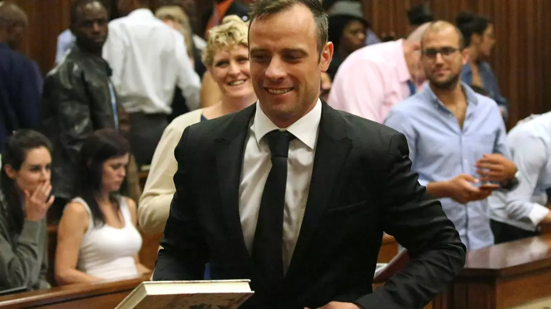 Oscar Pistorius (M) verlässt einen Gerichtssaal des Obersten Gerichtshofs (2015). - Bild: Siphiwe Sibeko/Pool Reuters/AP/dpa