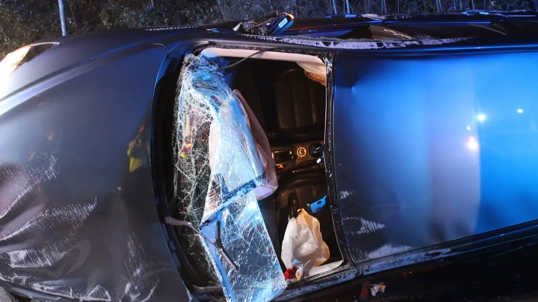 FW-GL: Pkw bei Verkehrsunfall in Gronau mehrfach überschlagen - gemeinsame Pressemitteilung der Polizei Rhein-Berg und der Feuerwehr Bergisch Gladbach - Bild: presseportal.de