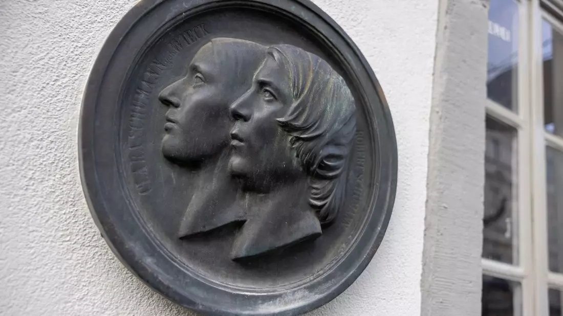 Ein historisches Tafelklavier der Klaviermanufaktur Johann Bernhard Klems im Schumann-Haus. - Bild: Thomas Banneyer/dpa