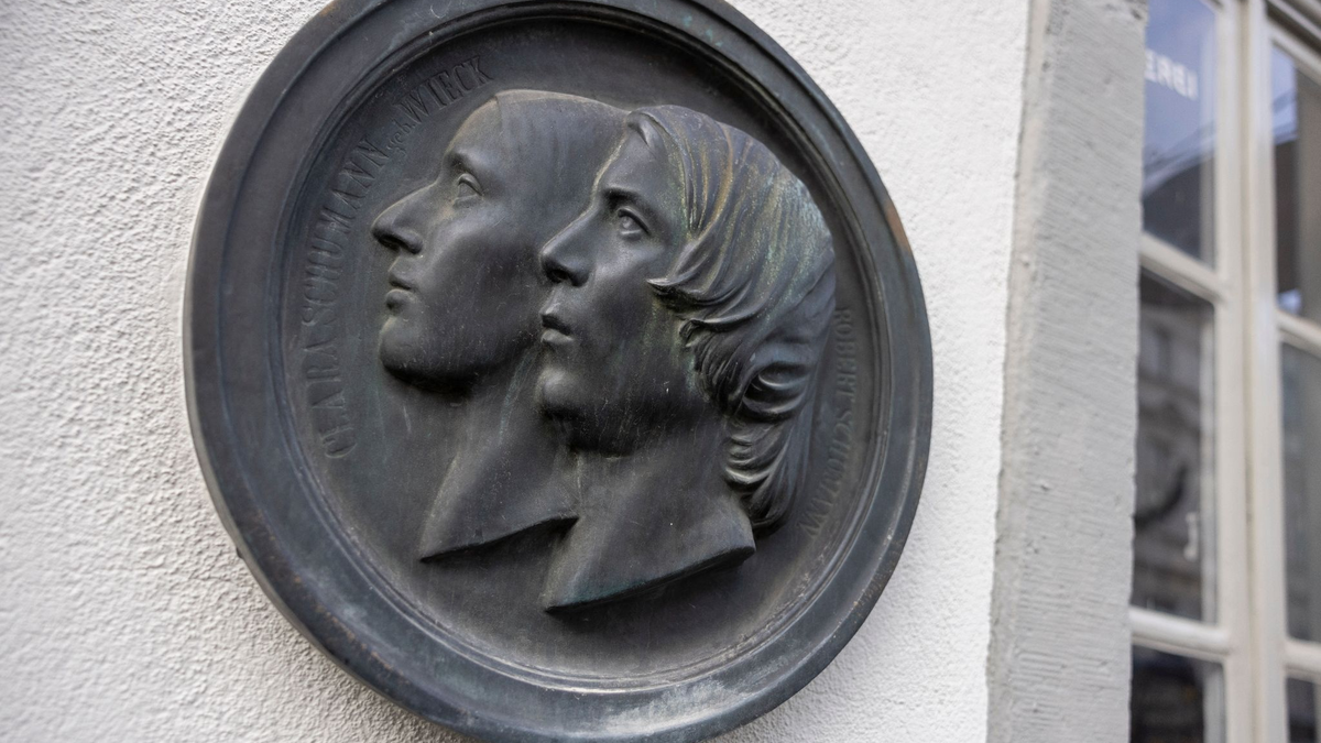 Ein historisches Tafelklavier der Klaviermanufaktur Johann Bernhard Klems im Schumann-Haus. - Foto: Thomas Banneyer/dpa