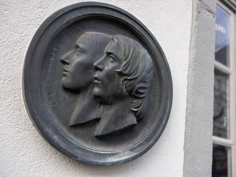 Ein historisches Tafelklavier der Klaviermanufaktur Johann Bernhard Klems im Schumann-Haus. - Foto: Thomas Banneyer/dpa