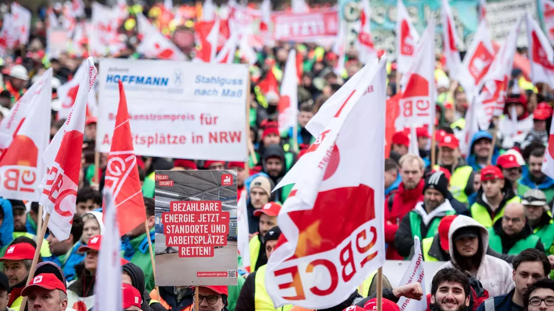 In Duisburg kamen laut IG Metall rund 10.000 Menschen zu der Kundgebung vor dem Stahlwerk von Thyssenkrupp. - Bild: Fabian Strauch/dpa