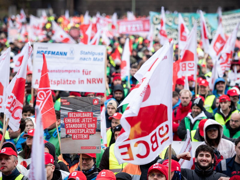 In Duisburg kamen laut IG Metall rund 10.000 Menschen zu der Kundgebung vor dem Stahlwerk von Thyssenkrupp. - Foto: Fabian Strauch/dpa