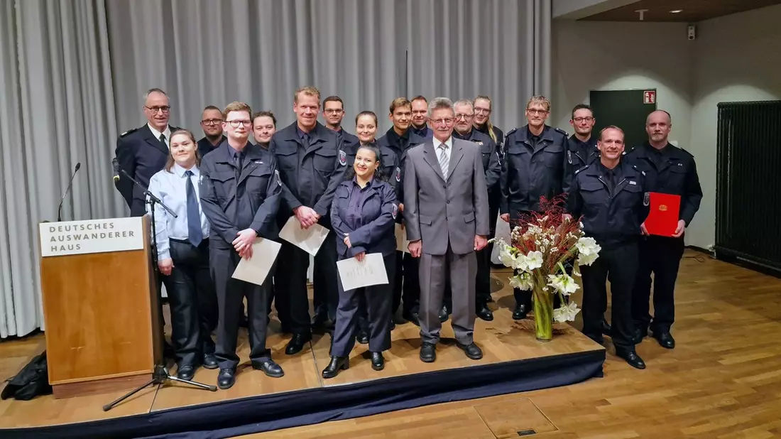 FW Bremerhaven: Beförderungszeremonie der Freiwilligen Feuerwehren aus Bremerhaven - Bild: presseportal.de