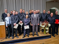 FW Bremerhaven: Beförderungszeremonie der Freiwilligen Feuerwehren aus Bremerhaven - Foto: presseportal.de