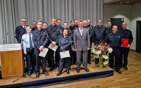 FW Bremerhaven: Beförderungszeremonie der Freiwilligen Feuerwehren aus Bremerhaven - Foto: presseportal.de