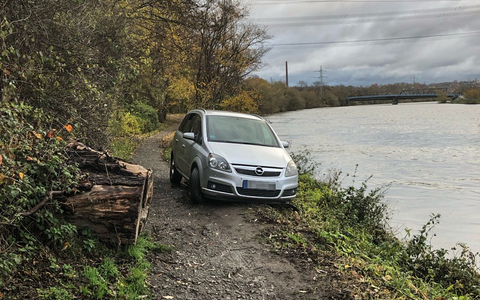 POL-BO: Kleinwagen auf Abwegen: Vom Fahrer fehlte jede Spur - Foto: presseportal.de