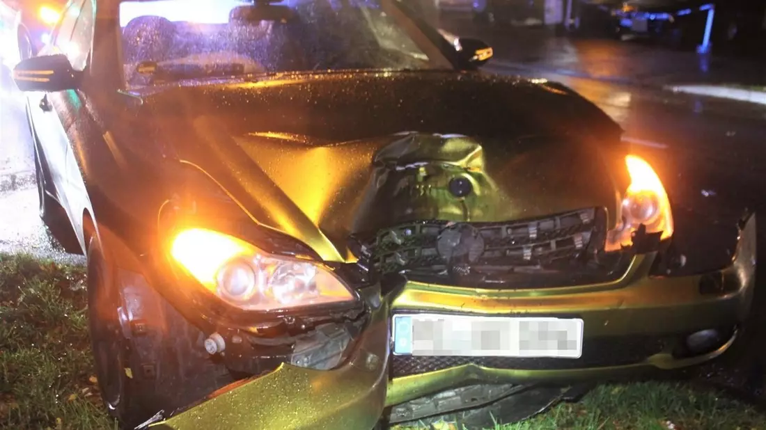 POL-MI: Auto kollidiert mit Baum - Bild: presseportal.de