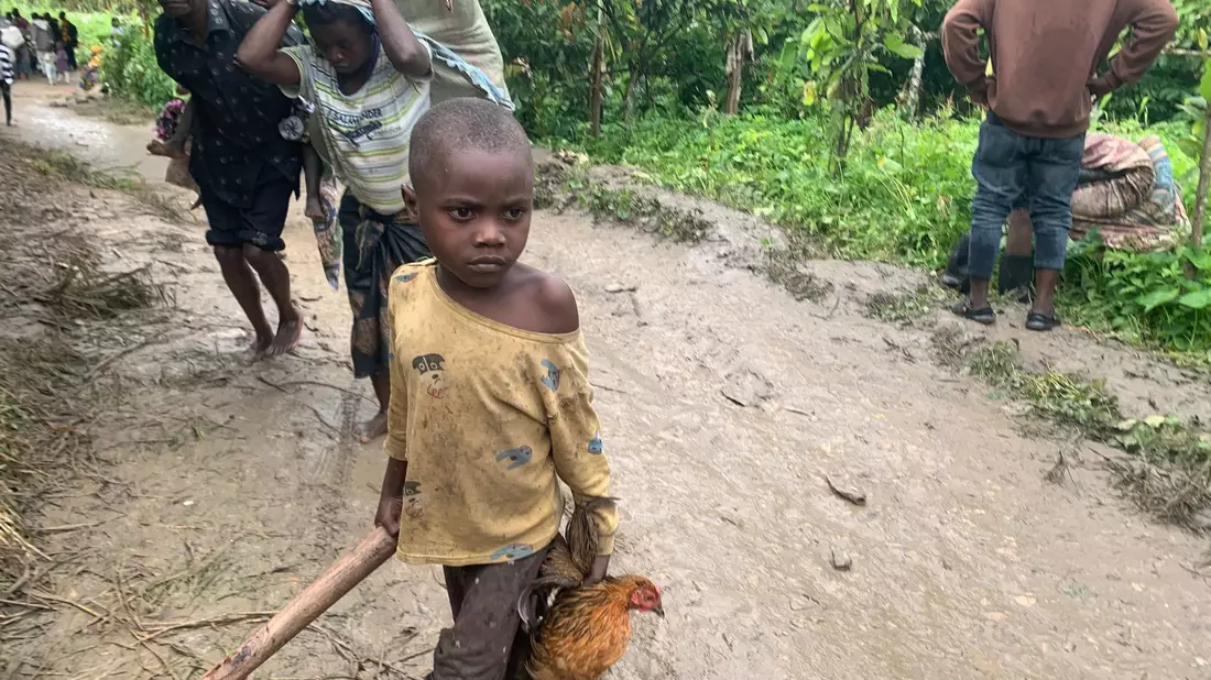 Flüchtlinge aus der Demokratischen Republik Kongo sind auf dem Weg zu einem Auffanglager im Bezirk Bundibugyo im Westen Ugandas. - Bild: Geoffrey Nyamwongera/XinHua/dpa