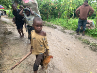 Flüchtlinge aus der Demokratischen Republik Kongo sind auf dem Weg zu einem Auffanglager im Bezirk Bundibugyo im Westen Ugandas. - Foto: Geoffrey Nyamwongera/XinHua/dpa