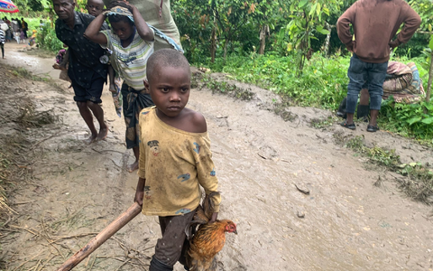 Flüchtlinge aus der Demokratischen Republik Kongo sind auf dem Weg zu einem Auffanglager im Bezirk Bundibugyo im Westen Ugandas. - Foto: Geoffrey Nyamwongera/XinHua/dpa
