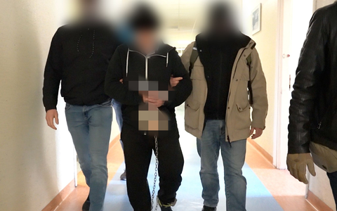 Polizisten bringen den mutmaßlichen Doppelmörder (M) zur Vernehmung bei der Bezirksstaatsanwaltschaft Warschau. - Foto: Warschauer Polizeikommandantur/Warschauer Bezirksanwaltschaft/dpa