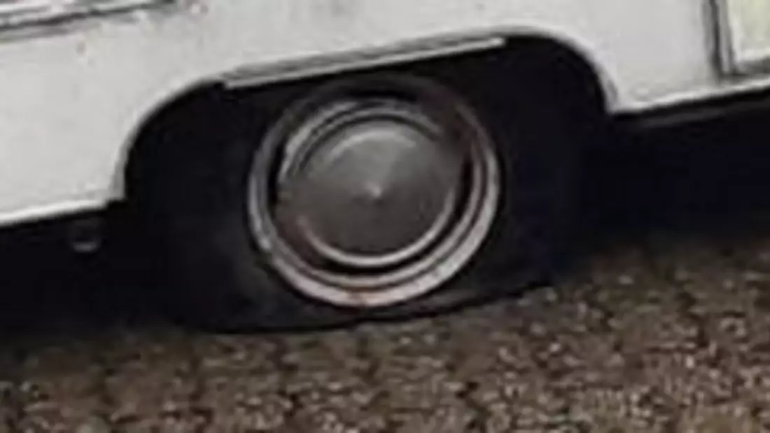 BPOL NRW: Alles fing mit einem Platten an - Bundespolizei zieht Wohnwagen aus dem Verkehr - diverse Kennzeichen und Fahrzeugpapiere waren zur Fahndung ausgeschrieben - Bild: presseportal.de
