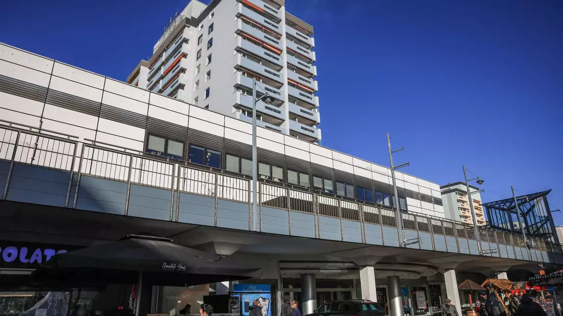 Kaufhaus-Gebäude in Leverkusen: Hier wollte die Modekette Aachener in Kürze eine Filiale eröffnen. Dieser Plan könnte nun überholt sein. - Bild: Oliver Berg/dpa