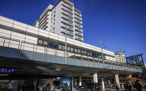 Kaufhaus-Gebäude in Leverkusen: Hier wollte die Modekette Aachener in Kürze eine Filiale eröffnen. Dieser Plan könnte nun überholt sein. - Foto: Oliver Berg/dpa