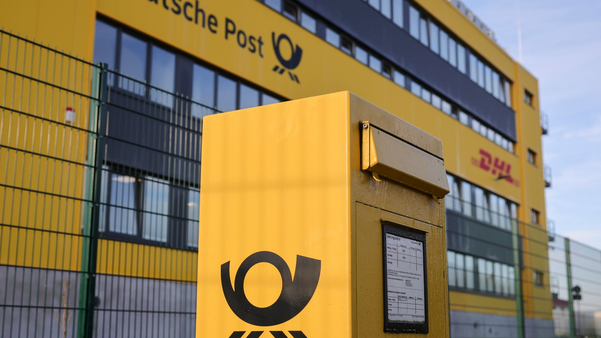 Nach dem Vorschlag des Bundeswirtschaftsministeriums soll die Post bei der Beförderung von Briefen mehr Zeit bekommen. - Foto: Christian Charisius/dpa