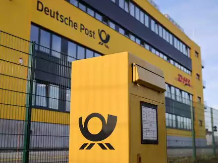Nach dem Vorschlag des Bundeswirtschaftsministeriums soll die Post bei der Beförderung von Briefen mehr Zeit bekommen. - Foto: Christian Charisius/dpa