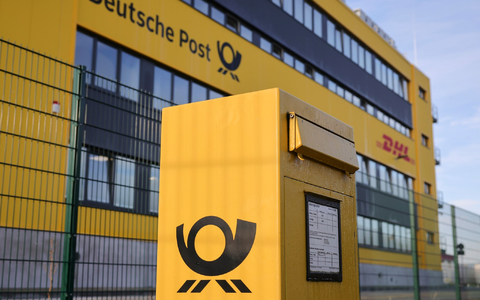 Nach dem Vorschlag des Bundeswirtschaftsministeriums soll die Post bei der Beförderung von Briefen mehr Zeit bekommen. - Foto: Christian Charisius/dpa