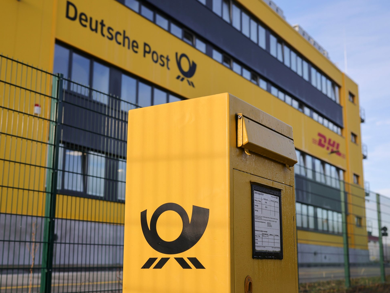 Nach dem Vorschlag des Bundeswirtschaftsministeriums soll die Post bei der Beförderung von Briefen mehr Zeit bekommen. - Foto: Christian Charisius/dpa