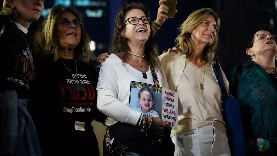 Große Freude in Tel Aviv über die Freilassung der israelischen Geiseln. - Bild: Ariel Schalit/AP/dpa