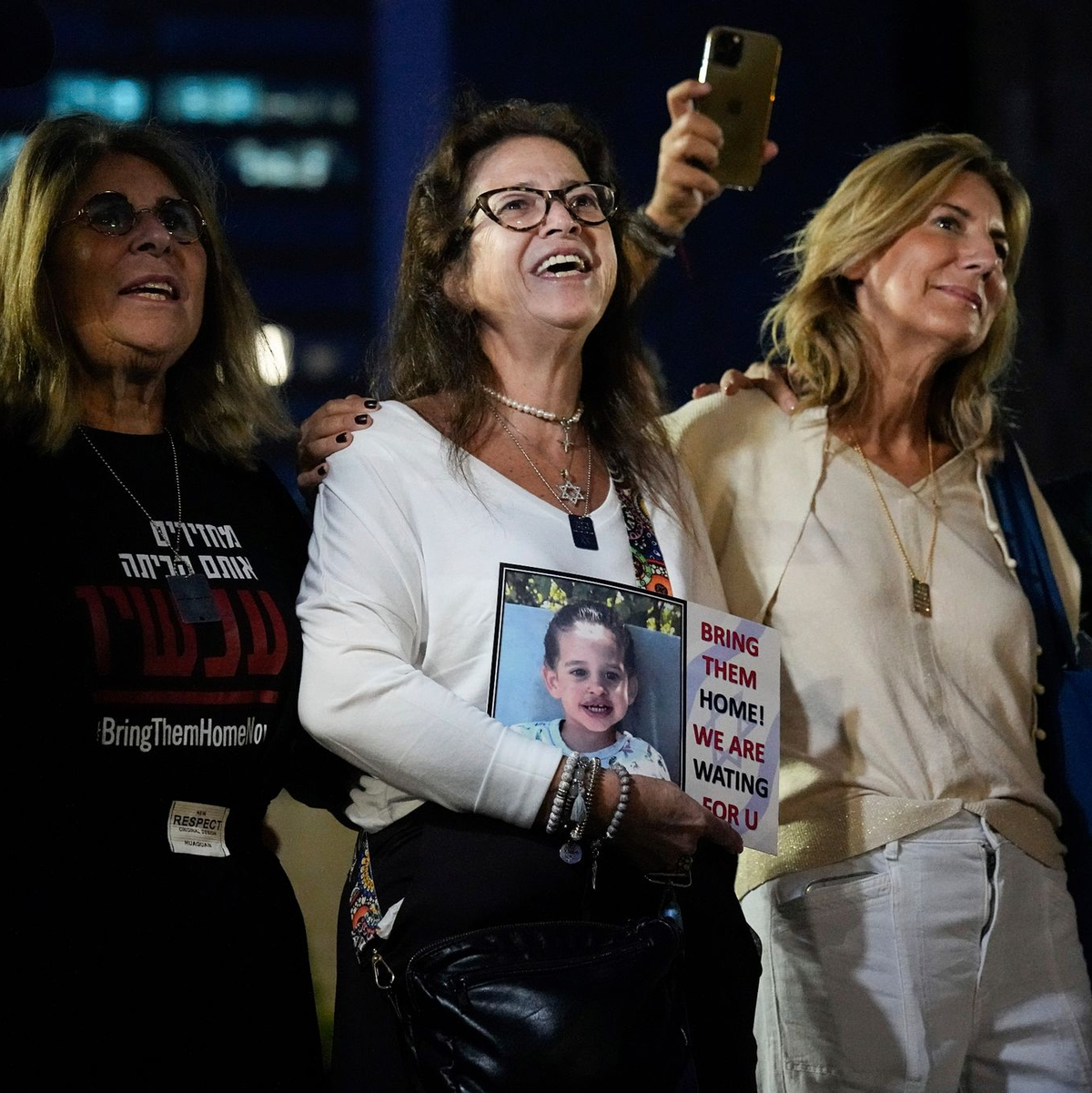 Große Freude in Tel Aviv über die Freilassung der israelischen Geiseln. - Foto: Ariel Schalit/AP/dpa