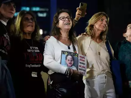 Große Freude in Tel Aviv über die Freilassung der israelischen Geiseln. - Foto: Ariel Schalit/AP/dpa