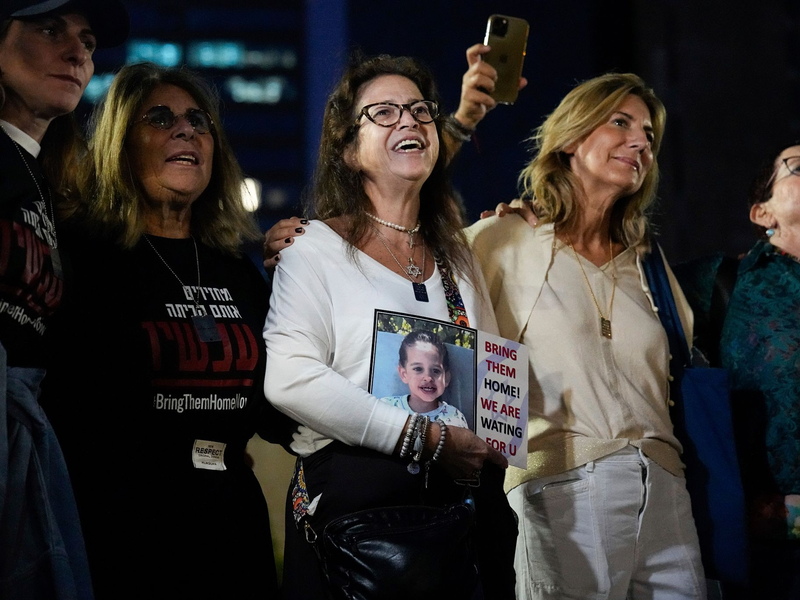 Große Freude in Tel Aviv über die Freilassung der israelischen Geiseln. - Foto: Ariel Schalit/AP/dpa