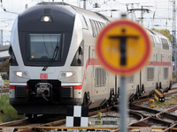 Sobald ein entsprechendes Ergebnis der Urabstimmung vorliegt, könnte die GDL zu einem unbefristeten Streik aufrufen. - Foto: Bernd Wüstneck/dpa