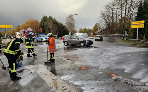 FW-ROW: Zwei Fahrzeuge stoßen in Barkhausen frontal zusammen - Foto: presseportal.de