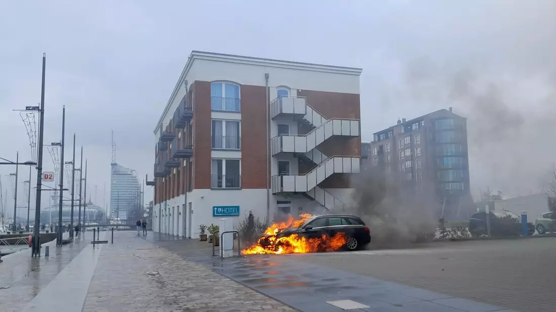 FW Bremerhaven: PKW-Brand - Bild: presseportal.de