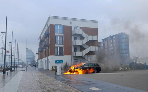 FW Bremerhaven: PKW-Brand - Foto: presseportal.de