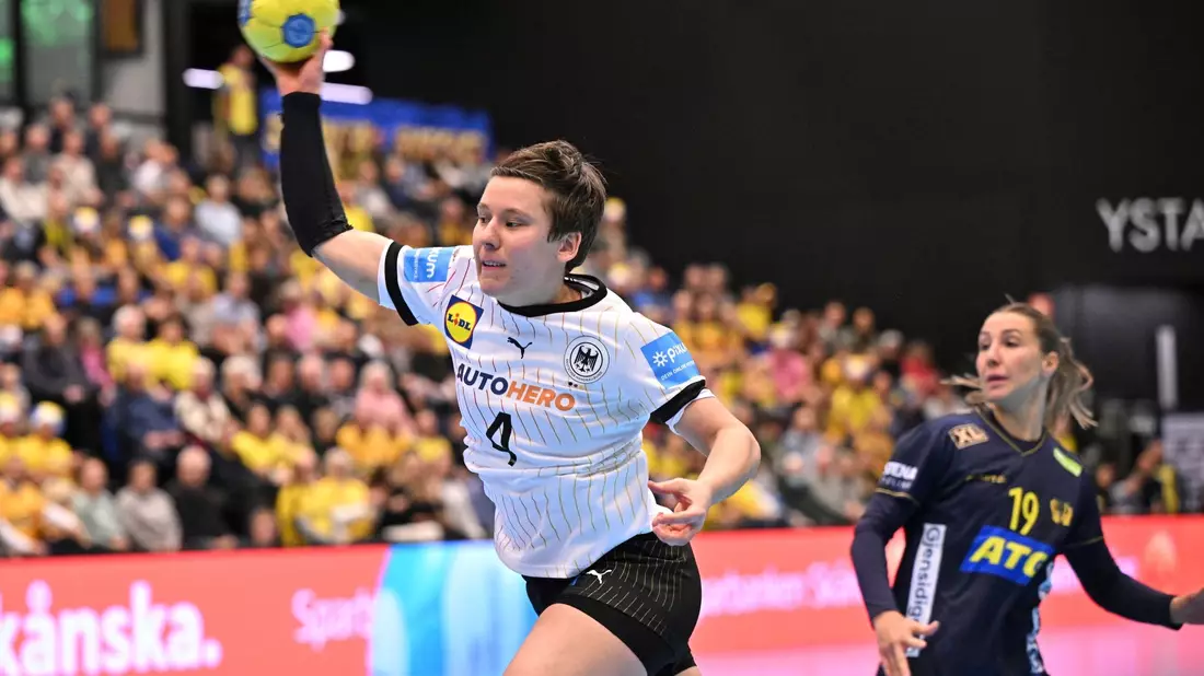 Alina Grijseels (l) und die DHB-Frauen setzten sich in Schweden durch. - Bild: Johan Nilsson/TT News Agency/AP/dpa
