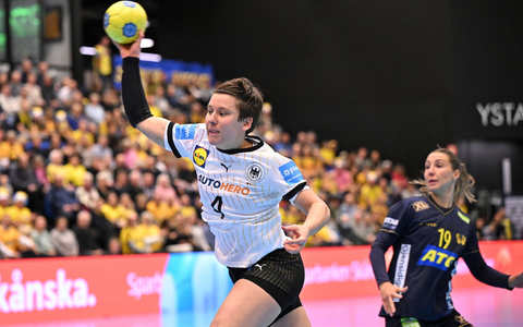 Alina Grijseels (l) und die DHB-Frauen setzten sich in Schweden durch. - Foto: Johan Nilsson/TT News Agency/AP/dpa