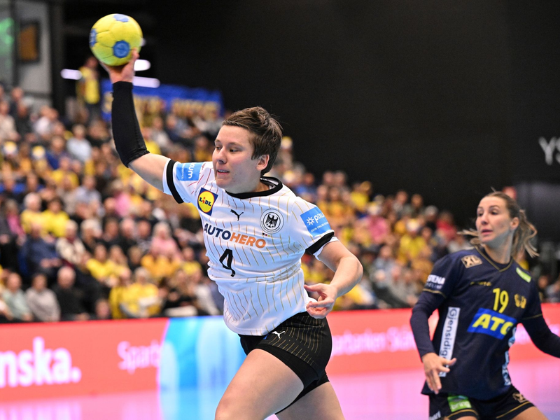 Alina Grijseels (l) und die DHB-Frauen setzten sich in Schweden durch. - Foto: Johan Nilsson/TT News Agency/AP/dpa